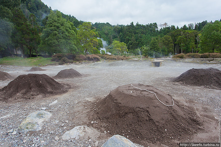 После жаркого солнца в марине, где базируются Terra Azul, мы добрались до удивительного места. Эти кучи земли являются крышками природных 