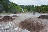 После жаркого солнца в марине, где базируются Terra Azul, мы добрались до удивительного места. Эти кучи земли являются крышками природных 