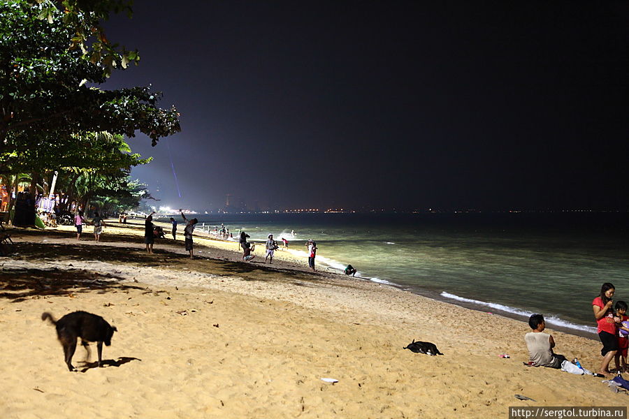пляж ночью Паттайя, Таиланд