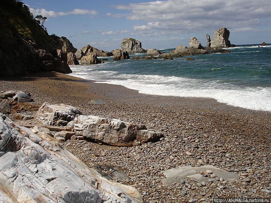Главными отличительными особенностями местной географии являются: извилистое, скалистое побережье и горный ландшафт внутренней части региона.