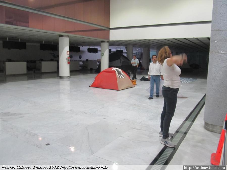 Забастовка в аэропорту Мехико Мексика