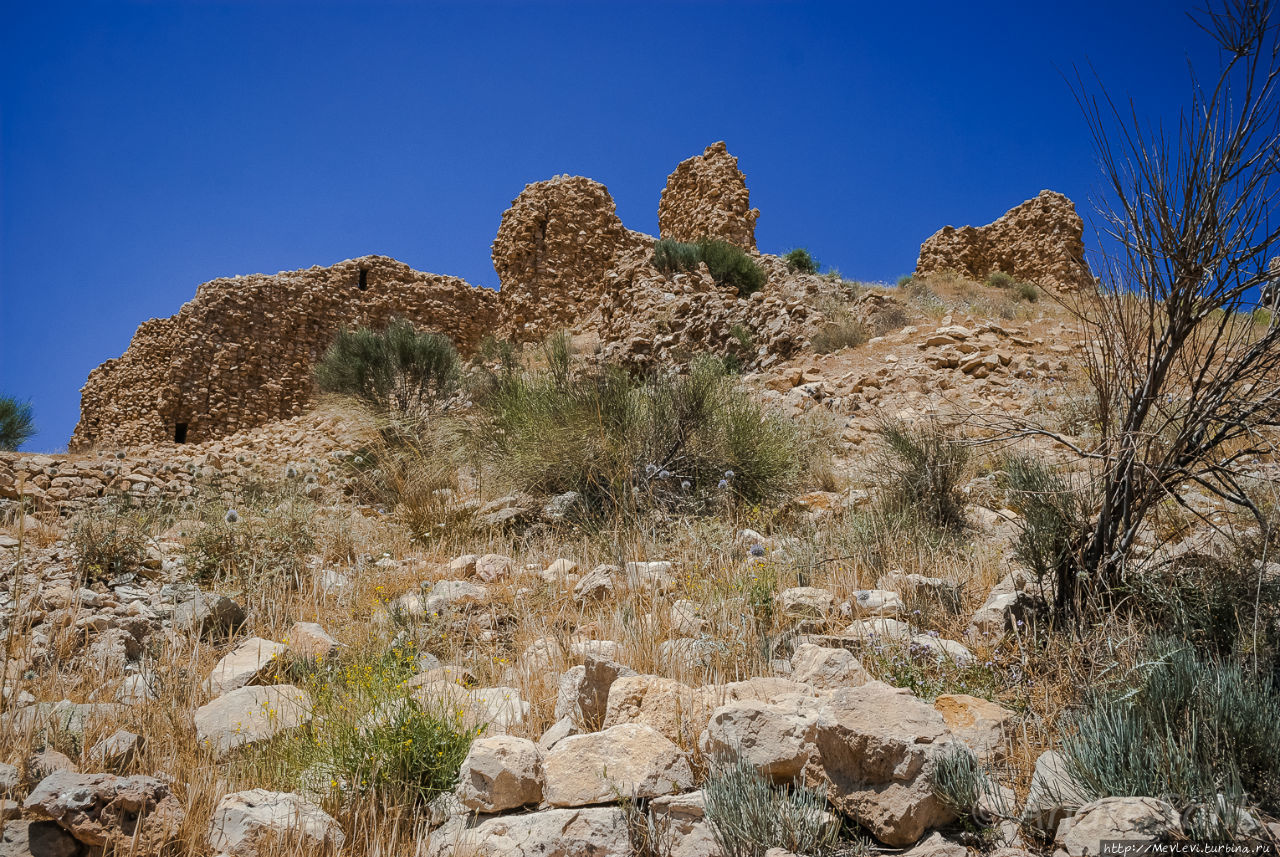 Древний зороастрийский храм на вершине высокой горы .
