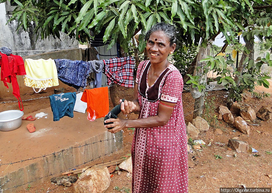 Стирают здесь только вручную, а вот за водой придется спускаться к озеру