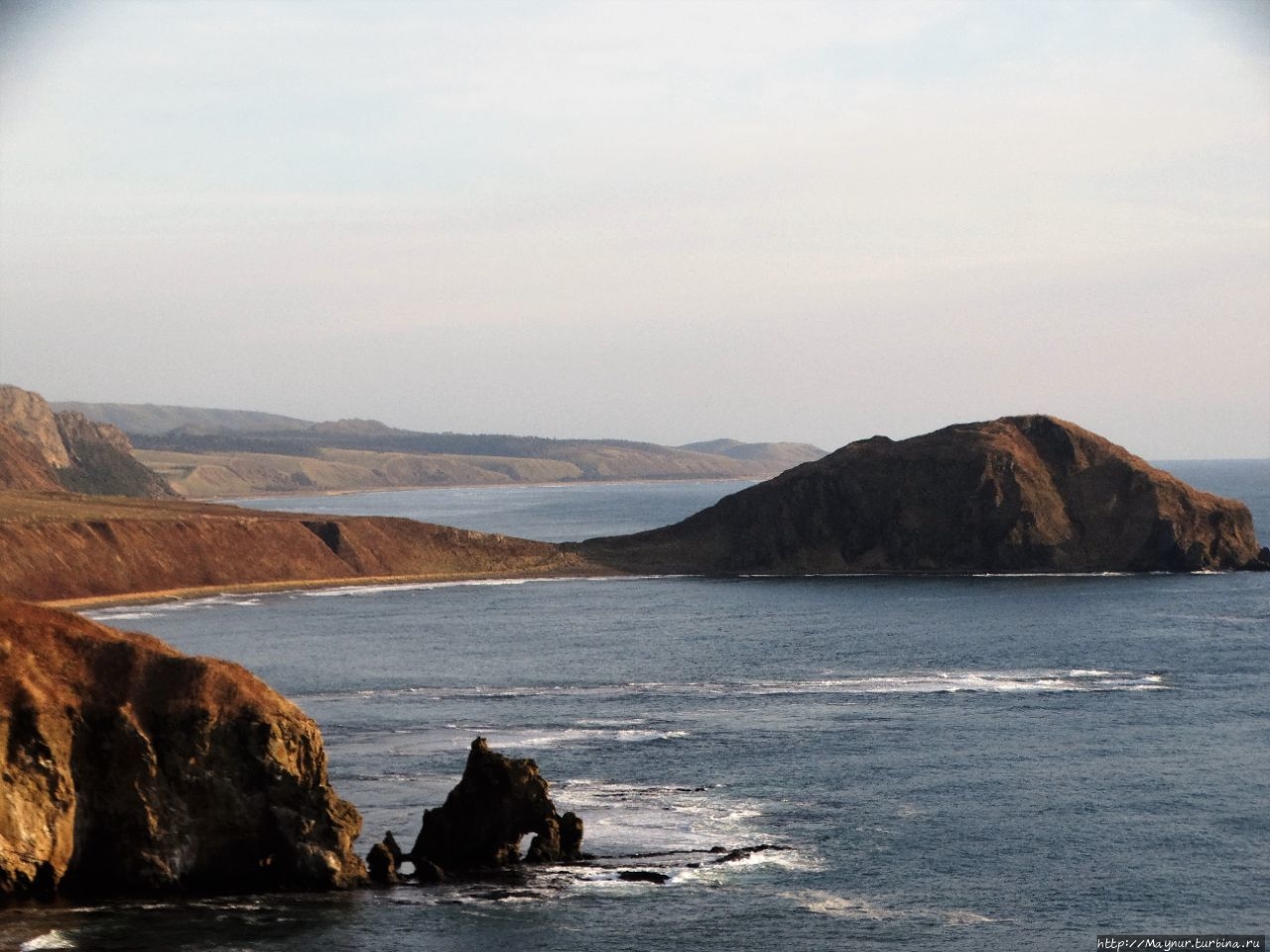 Мыс Замирайголова. Между мысами находится бухта Комои. Мыс Кузнецова, Россия Мыс Замирайголова. Между мысами находится бухта Комои. Мыс Кузнецова, Россия