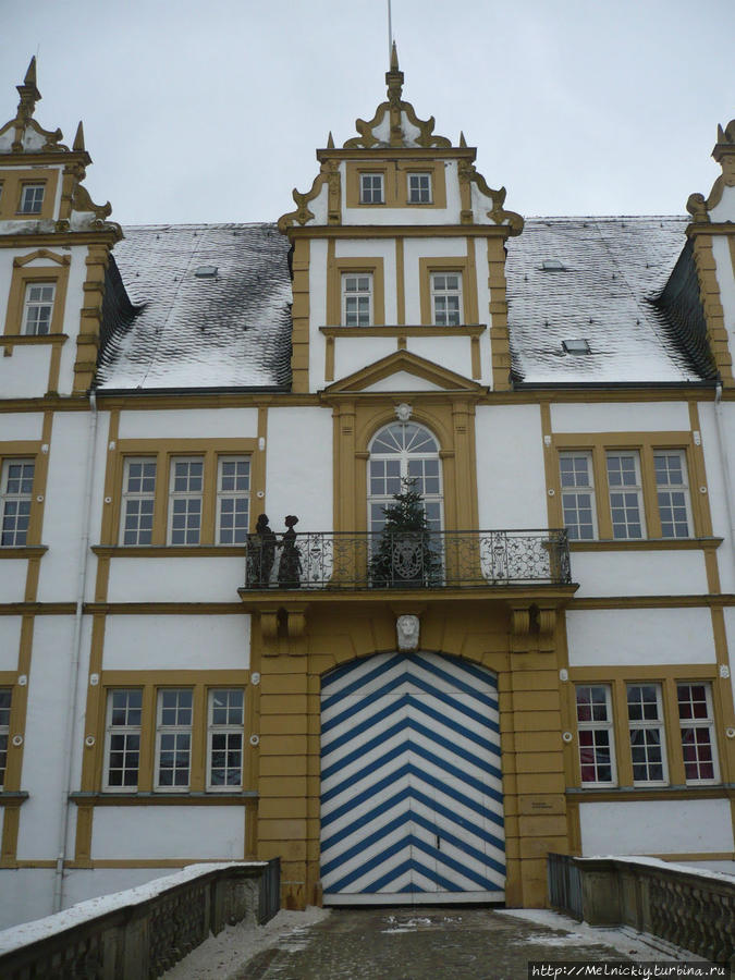 Прогулка вокруг дворца Нойхаус Падерборн, Германия