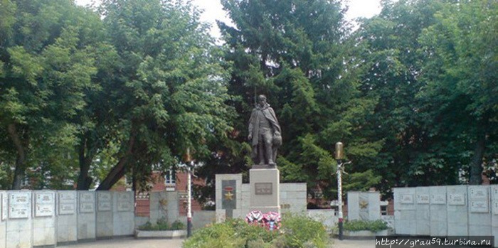 Памятник на территории военного училища ((Из Интернета)