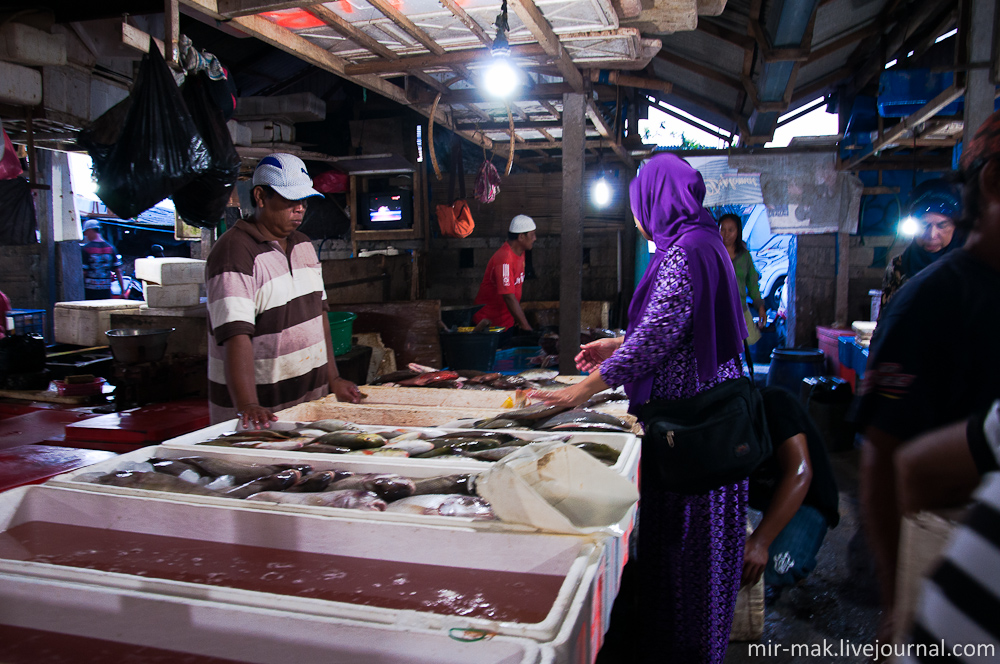 На рынке, среди покупателей можно встретить как местных, так и туристов. Джимбаран, Индонезия