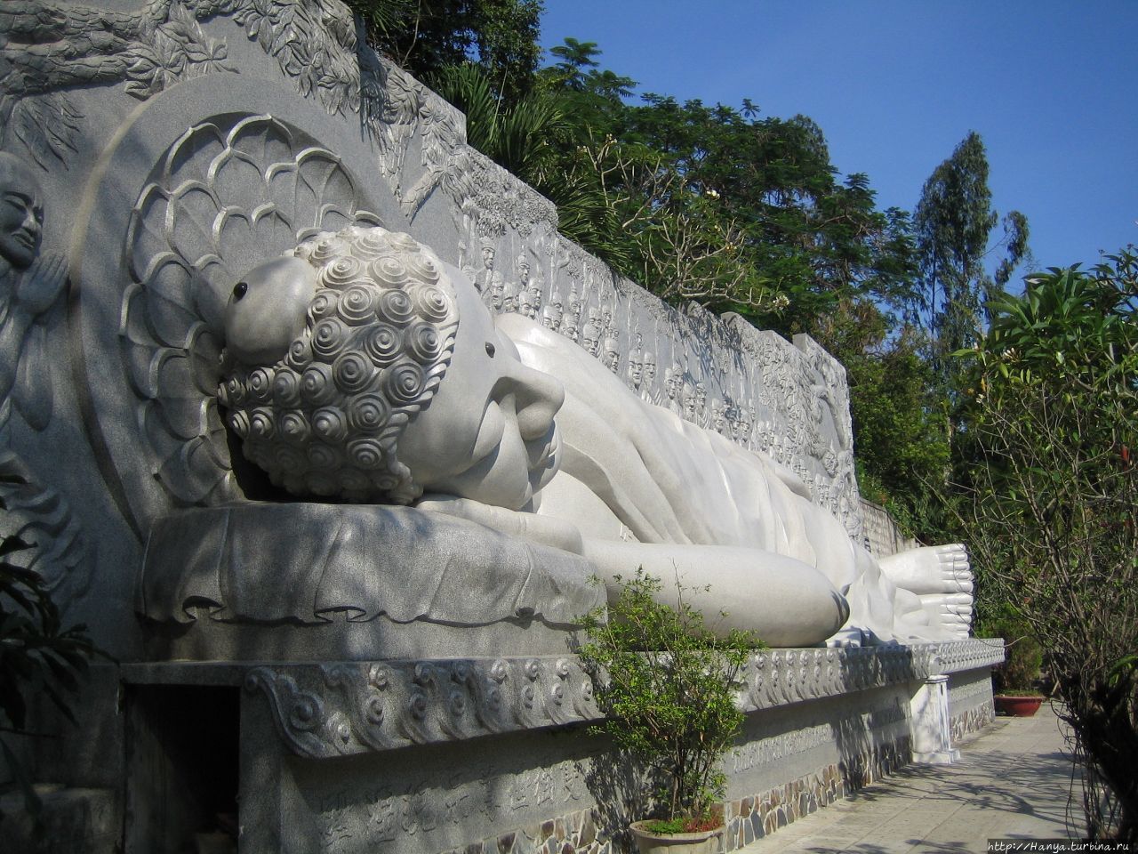 г. Нячанг. Пагода Лонгшон. Статуя лежащего Будды Нячанг, Вьетнам