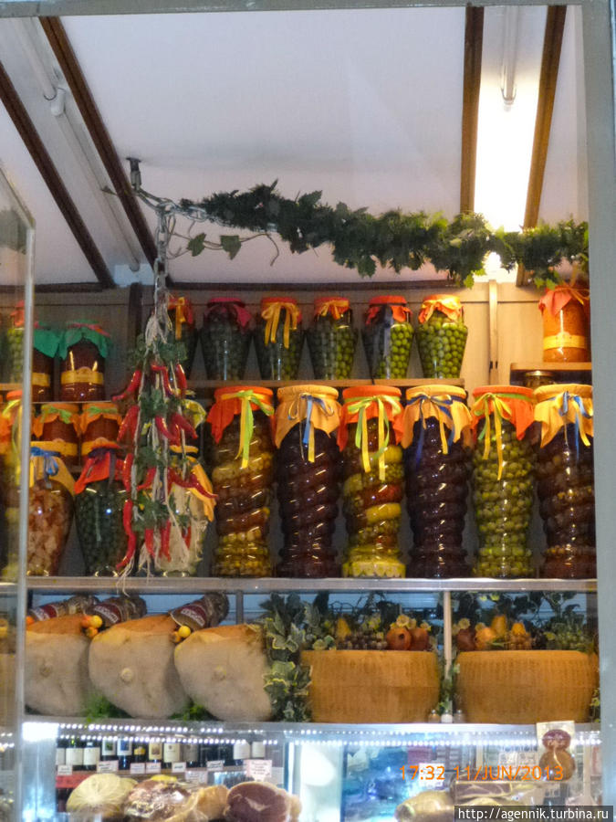 Магазин местных деликатесов Червиа, Италия