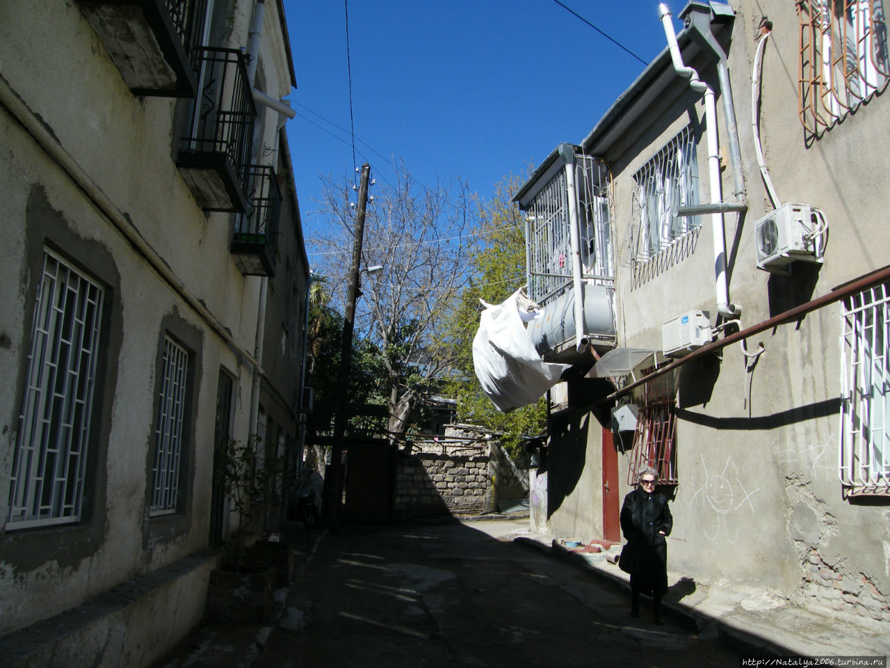 Улочка, бельишко полощется на ветру Тбилиси, Грузия
