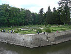 Сад Екатерины Медичи, расположенный слева от переднего двора замка, окруженного рвами с водой.