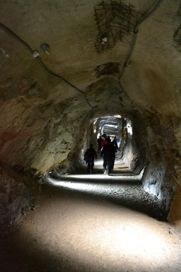 До пещеры нужно сначала добраться) 
Сначала 20 минут крутого серпантинного подъема. Иногда — сквозь туннели. Верфен, Австрия