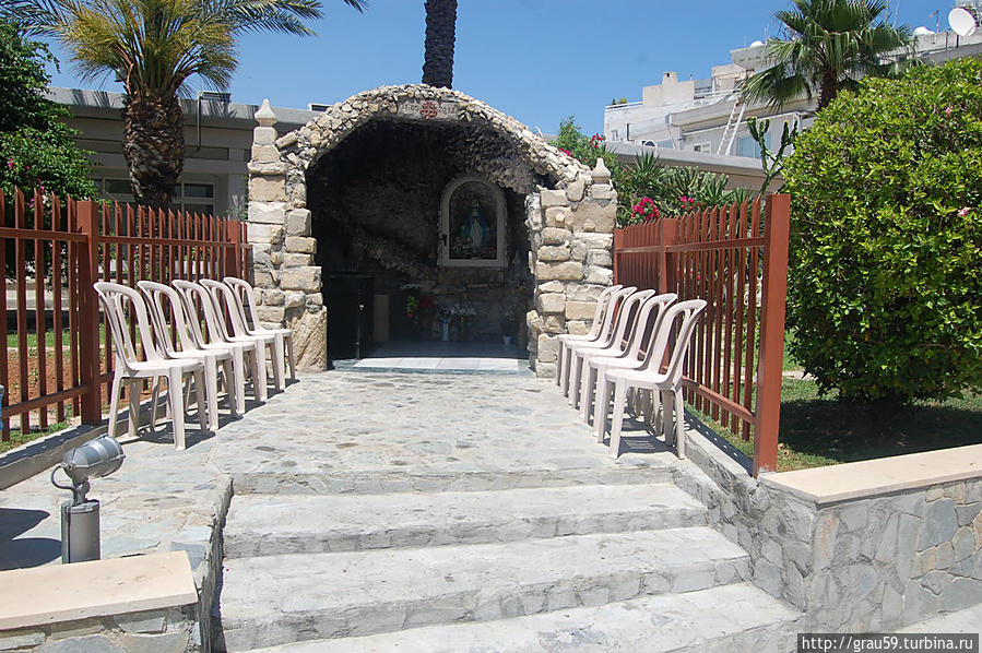Католическая церковь Санта Терра Ларнака, Кипр