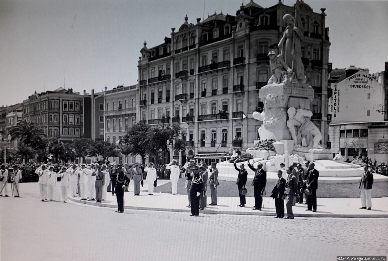 Дань британских военно-морских войск у памятника в 30-летнюю годовщину. Из интернета Лиссабон, Португалия