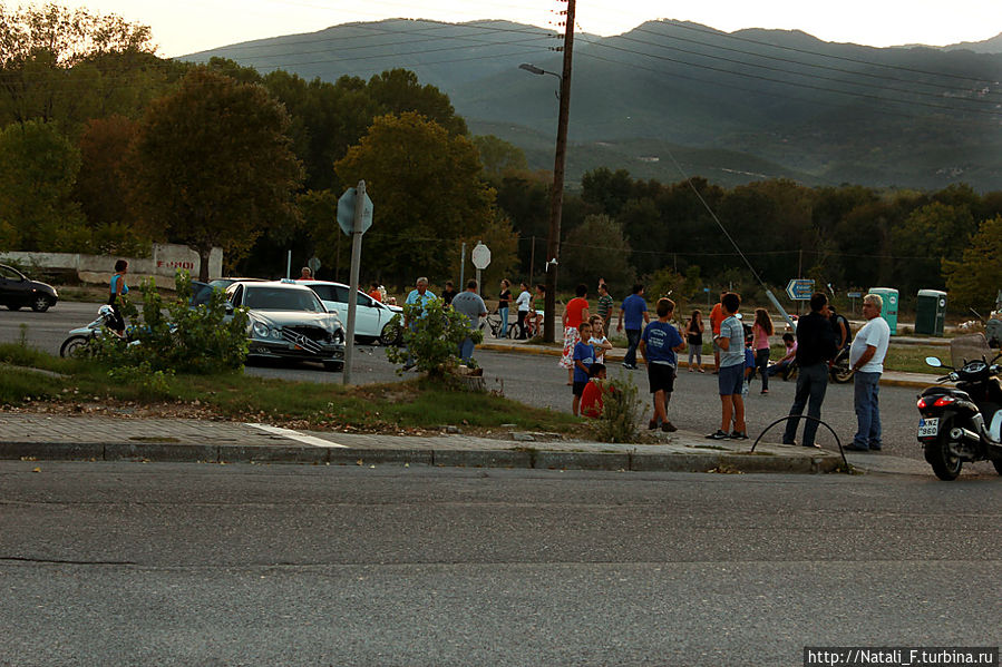 Нео Пори. Дорожно-транспортное проишествие произошло и собрало, я думаю, практически всех жителей этого города.
