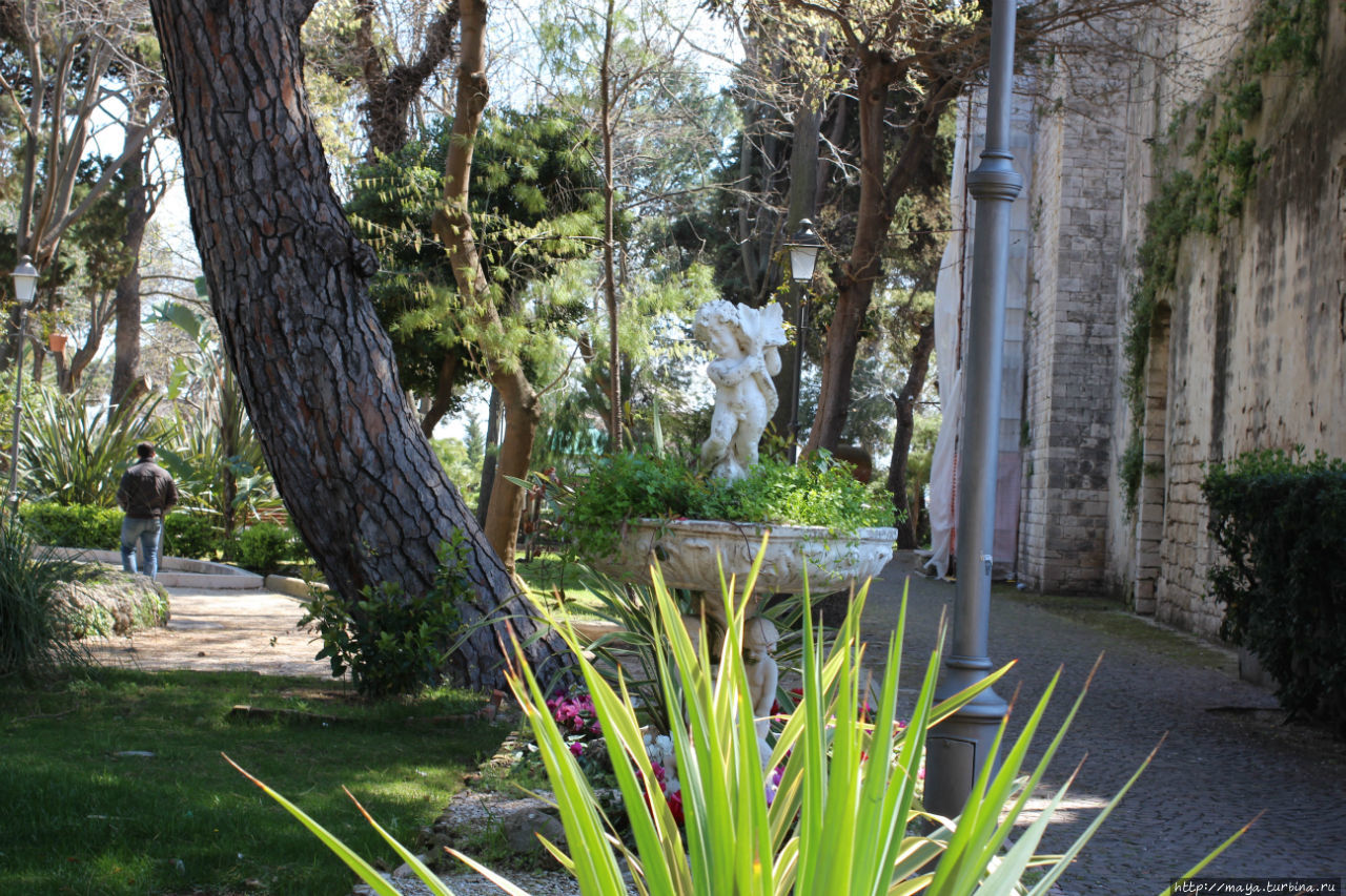 Трани с бризом Трани, Италия