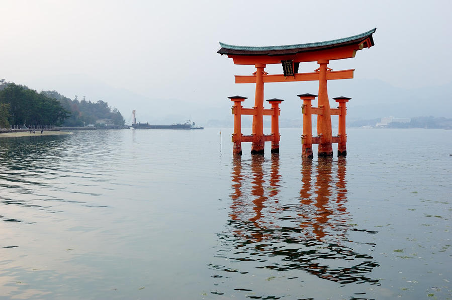 Восхождение на священный остров Миядзима Миядзима, Япония