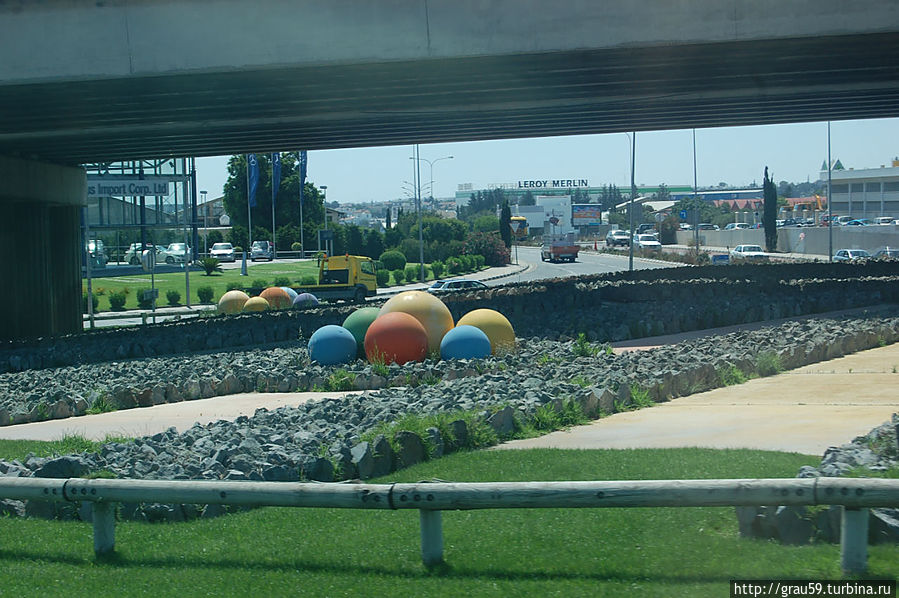 Разноцветные шары у дороги Латсия, Кипр