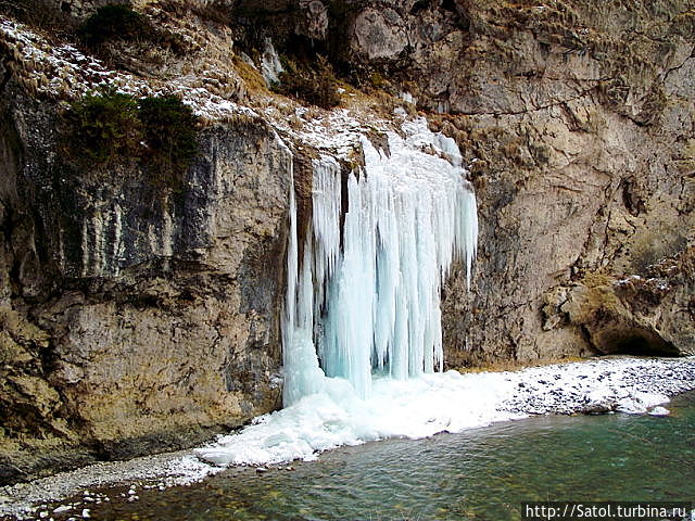 Один из ледопадов в ущелье Майкоп, Россия