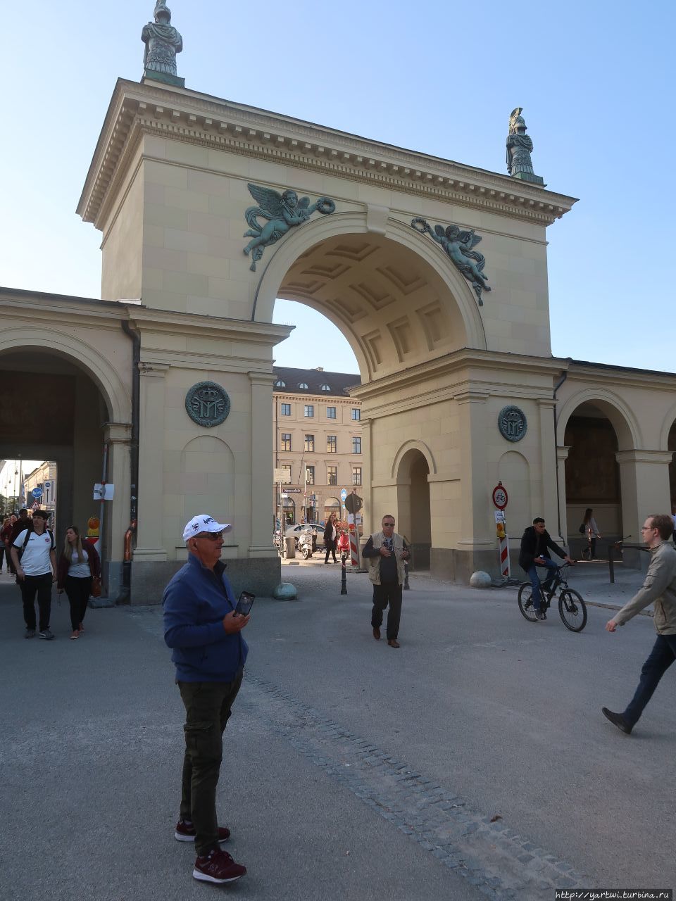 Ворота в парк Хофтгартен  на площади Одеонплац. Работа известного мюнхенского архитектора. Мюнхен, Германия