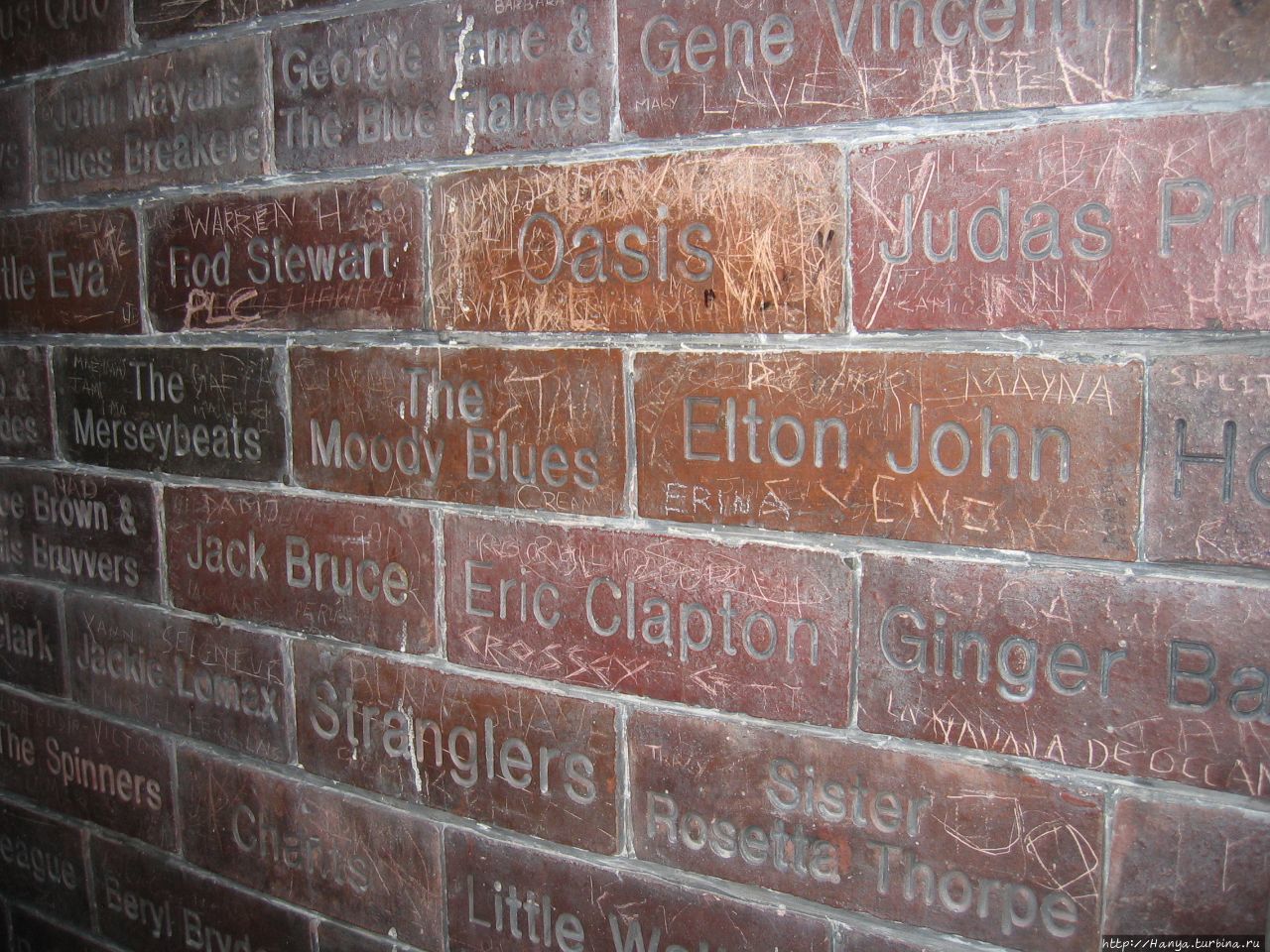 Стена Славы на Мэтью стрит в Ливерпуле Ливерпуль, Великобритания