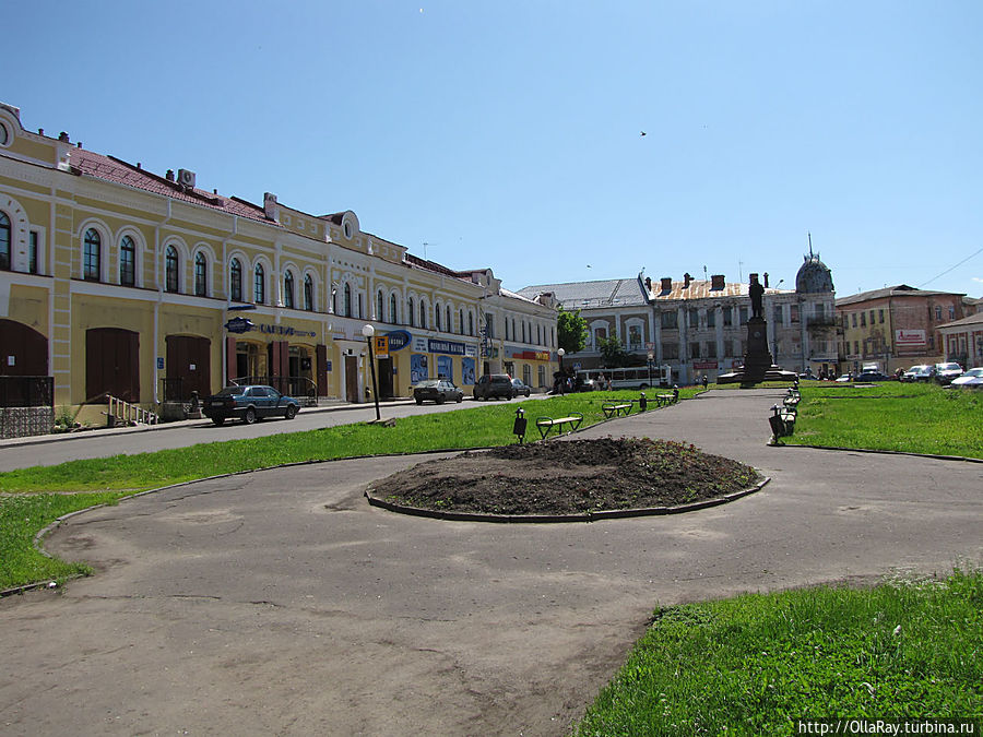 Красный гостиный двор. Теперь тут нет аллеи и клумбы. Рыбинск, Россия