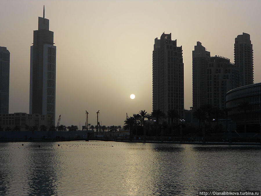 В ожидание танцующих фонтанов Дубай, ОАЭ