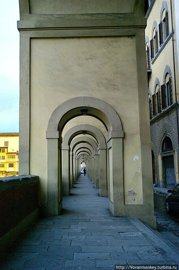 Такой арку у Понте Веккио можно увидеть только на рассвете. Днём, в её проходе не протолкнуться. Флоренция, Италия