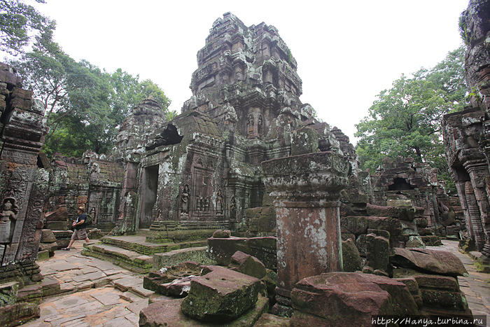 Храм Та Сом. На переднем плане колонна со штырем неизвестного назначения. Фото из интернета
