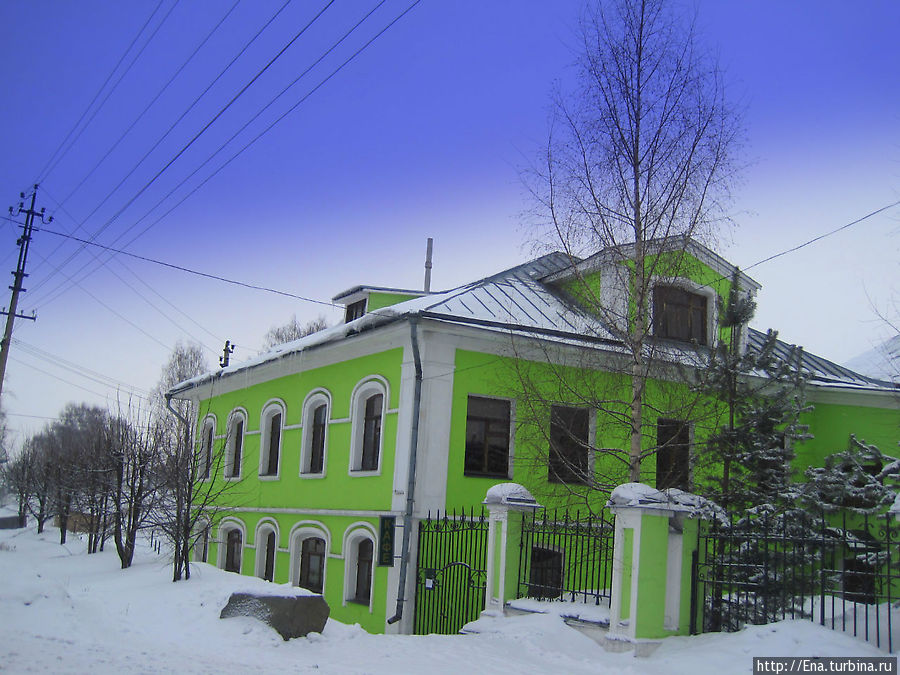 Зеленая лужайка среди снежного марта Галич, Россия