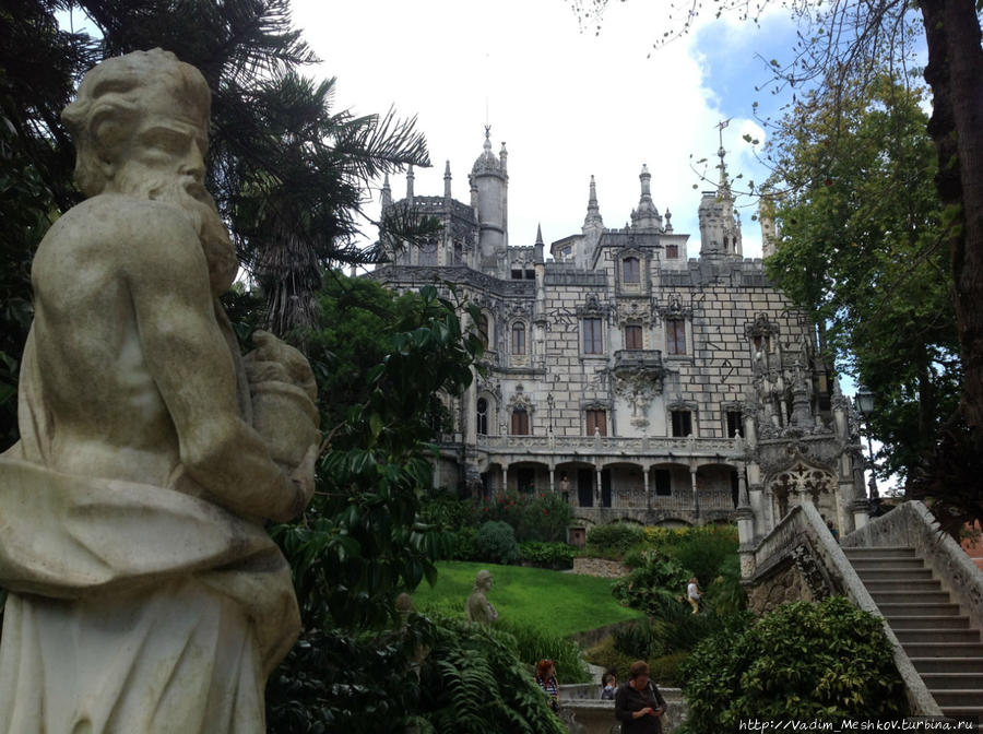 Кинта да Регалейра — дворцово-парковый комплекс неподалёку от Синтры (Португалия), на территории которого находятся дворец в стиле неоготики, часовня и парк с озёрами, гротами, фонтанами. Носит название по имени баронессы Регалейра, которая приобрела поместье в 1840 году. Известен также как дворец миллионера Монтейру. Синтра, Португалия