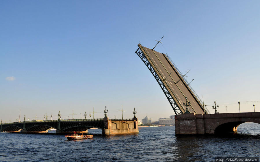 В 9:45 Троицкий (на фото), Дворцовый и Благовещенский мосты были разведены... Все готово к встрече крейсера Аврора Санкт-Петербург, Россия
