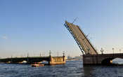 В 9:45 Троицкий (на фото), Дворцовый и Благовещенский мосты были разведены... Все готово к встрече крейсера Аврора
