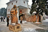 Музей и памятник Матери Терезе. Сама косовская албанка, из католической семьи и уроженка Скопье. Вход в музей свободный