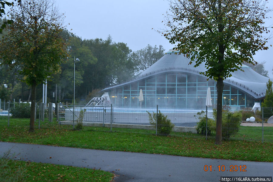 Термальный комплекс Солемар-испарения над наружным бассейном. Бад-Дюрхайм, Германия