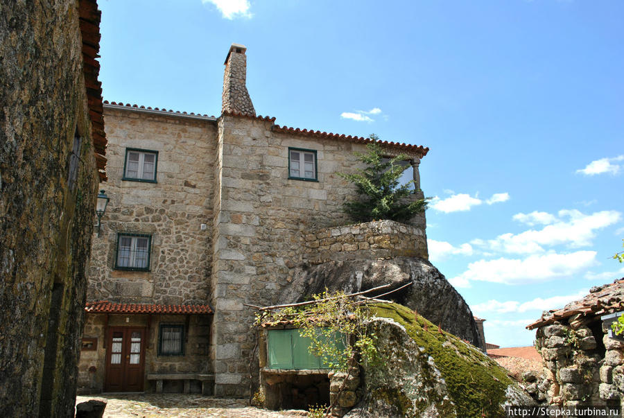 Старинный и до сих пор жилой дом в Монсанту.
Посмотрите, как использовали и используют огромные камни для строительства. Каштелу-Бранку, Португалия