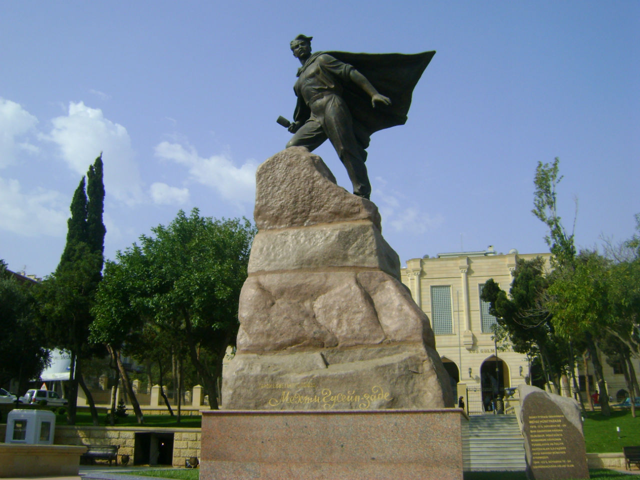 Памятник Мехти Гусейнзаде / The Monument To Mehdi Huseynzade