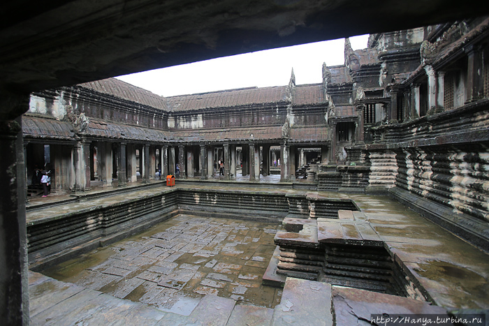 Юго-восточный внутренний дворик второго уровня Ангкор Вата. Резервуар 14 метров по каждой стороне