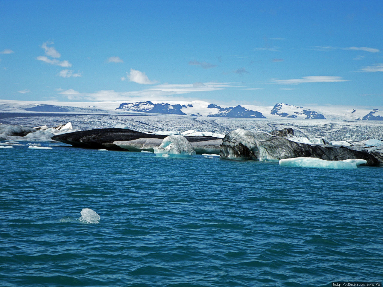 По лагуне причудливо-тающих льдов на плавающем авто-корабле Йёкюльсаурлоун ледниковая лагуна, Исландия