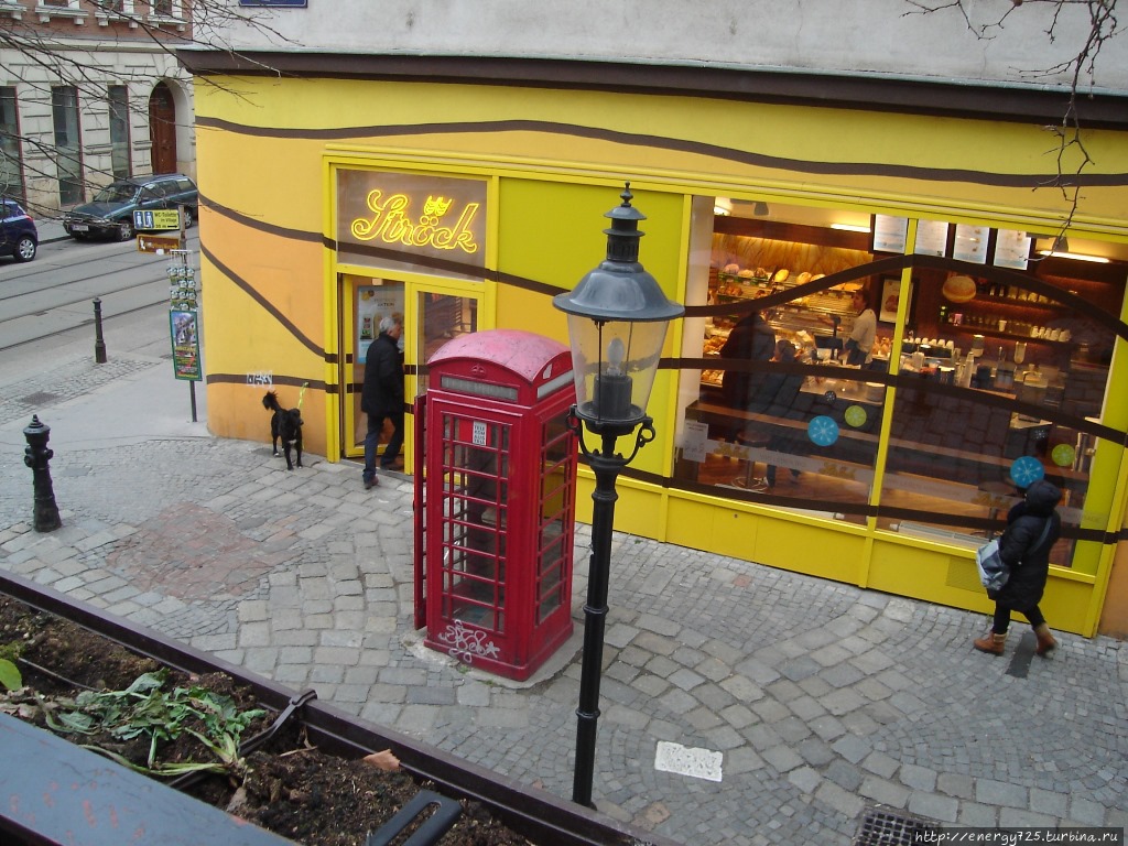 Телефонная будка совсем из другого города материализовалась рядом с домом Хундертвассера Вена, Австрия