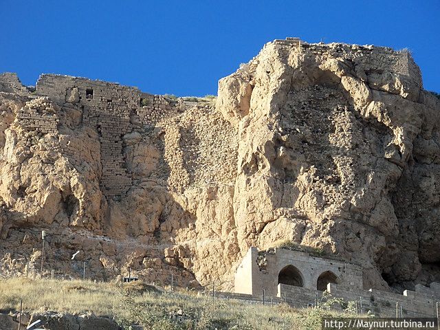Крепость расположена на самой вершине холма и была настолько неприступной,что ее не смог покорить даже Тимур. Мардин, Турция