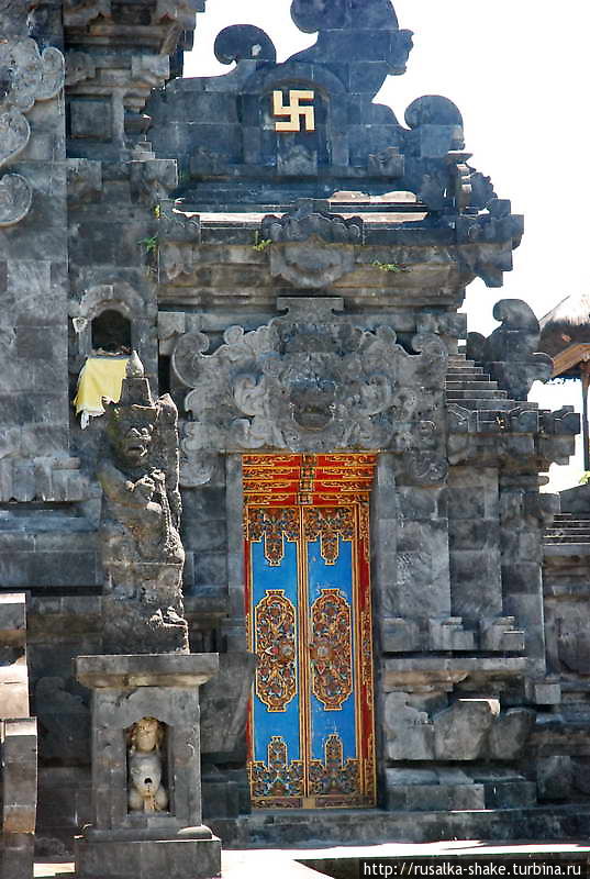 Свастика — древнейший символ Менгви, Индонезия
