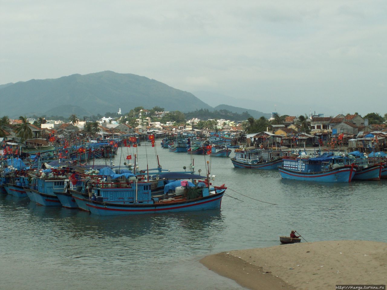 г.Нячанг. Рыбацкие хижины на реке Кай Нячанг, Вьетнам