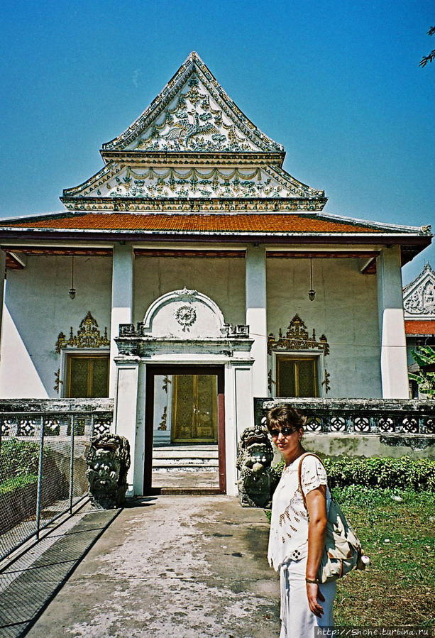 Первым возле отеля повстречался не большой храм, который имеет какое-то отношение к королевской семье. Бангкок, Таиланд