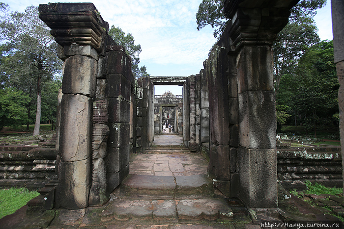 Храм Бапуон. Интерьер пав