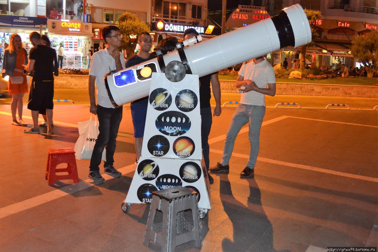 Телескоп на набережной Мармарис, Турция