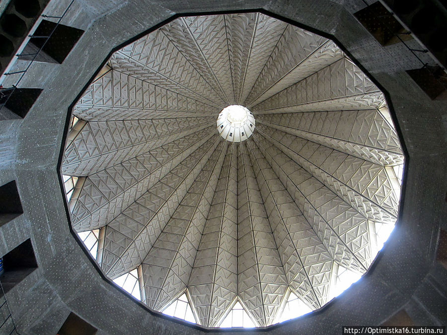 Огромный купол, видимый почти из любой точки Нижнего Назарета, имеет высоту 30 м. при диаметре 18 м.. Форма его напоминает лилию — символ чистоты, а сплетения конструкций — букву «М». Вместе — непорочная Дева Мария. На барабане под куполом находятся витражи, представляющие апостолов и родителей Марии. А под куполом, в полу, архитектор разместил отверстие, соединяющее Верхнюю и Нижнюю церкви в единое целое. Помимо чисто функционального назначения, как дополнительного источника света, эта связь несёт ещё и мистический характер, как связь современности с древностью. Кроме того, можно заглянуть вниз, чтобы увидеть алтарь Грота сверху.