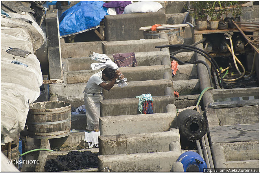 Белье замачивают в больших емкостях, сделанных из бетона. Потом — отбивают. Раньше у нас тоже так стирали на речках...
* Мумбаи, Индия