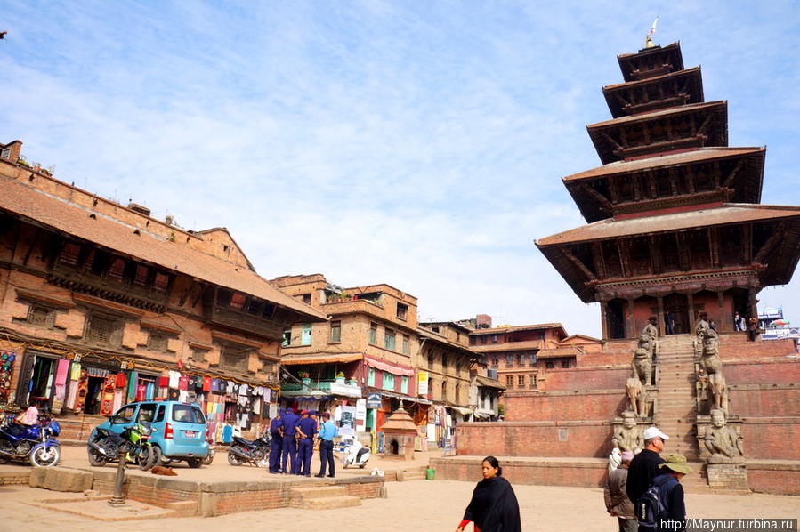 Самым  уникальным  сооружением  на  ней  является   пятиэтажная  деревянная  пагода —  храм  Ньятопола  высотой  30  м. Конструкция  храма  настолько  универсальна,  что  выстояла  при  землятрясении  1934 г. Первые  китайцы,  которые  увидели  ее,  были  так  поражены  красотой пагоды,  что  построили  у  себя  подобную,  да  не  одну  и  с  тех  пор  стало  считаться.  что  родиной  подобных  сооружений  является  Китай. Бхактапур, Непал