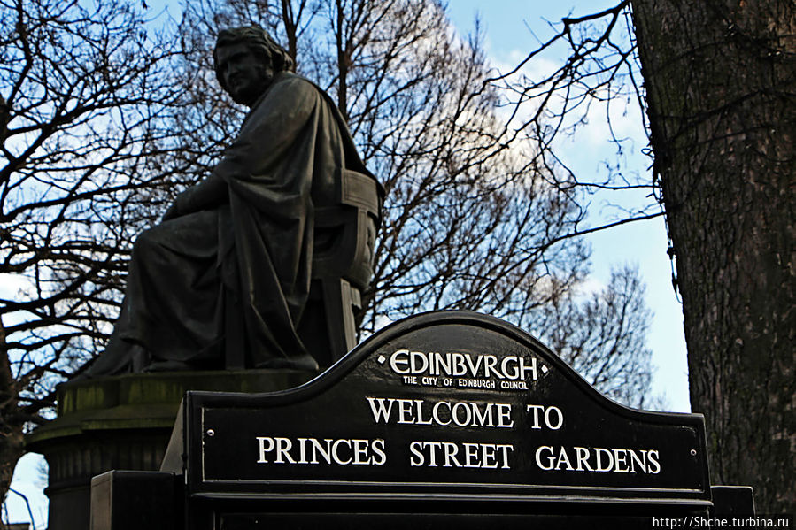 Самый дальний западный вход в парк возле скульптуры Sir James Young Simpson Эдинбург, Великобритания